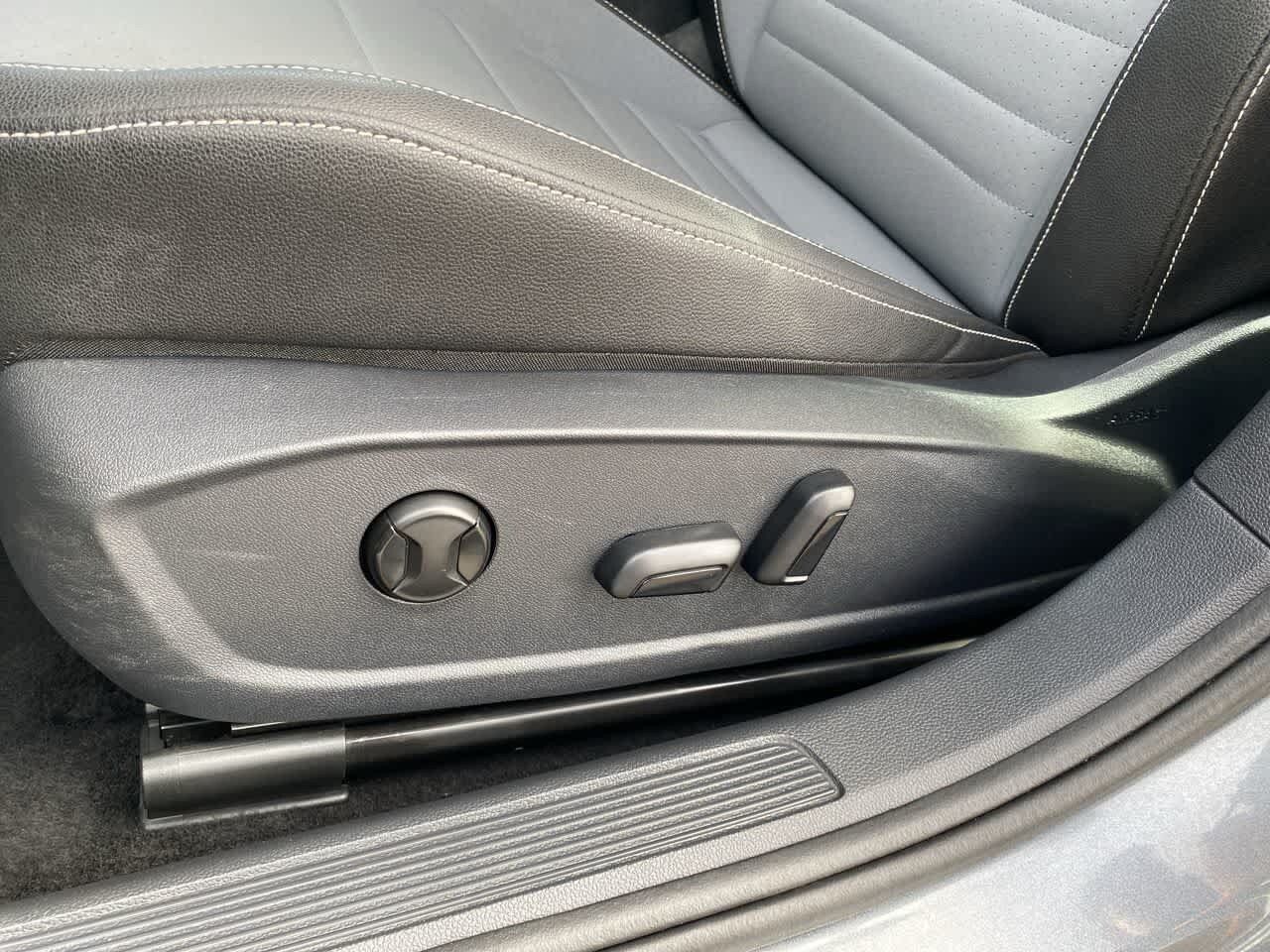 Used 2025 Volkswagen Jetta SE FWD image 12