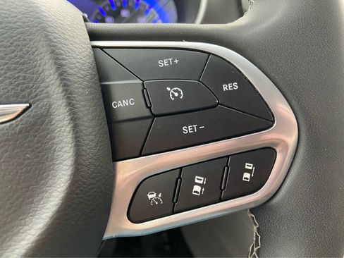 Used 2024 Chrysler Pacifica Touring-L FWD image 24