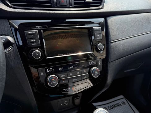 Used 2019 Nissan Rogue SV image 24