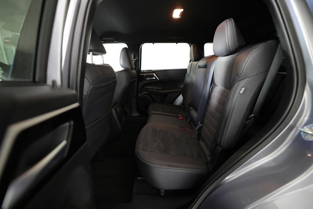 Used 2024 Mitsubishi Outlander SE Black Edition FWD image 17