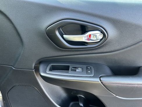 Used 2022 Jeep Cherokee Trailhawk image 21