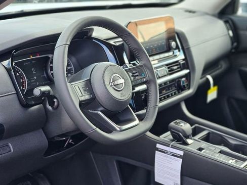 New 2025 Nissan Pathfinder SV image 9