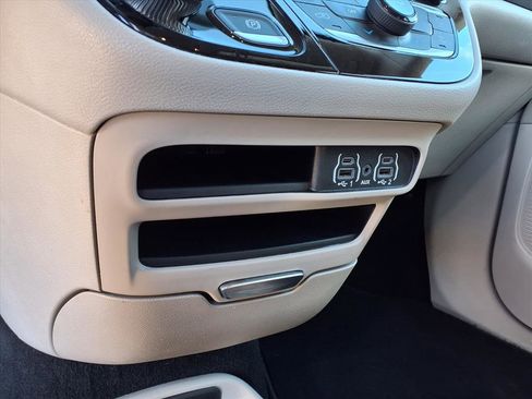 Used 2023 Chrysler Voyager LX image 11