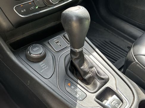 Used 2019 Jeep Cherokee Latitude Plus AWD/4WD image 21