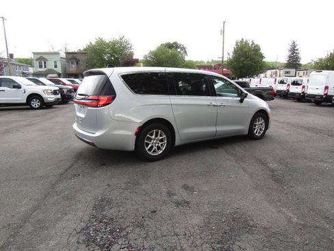 Used 2024 Chrysler Pacifica Touring-L FWD image 38