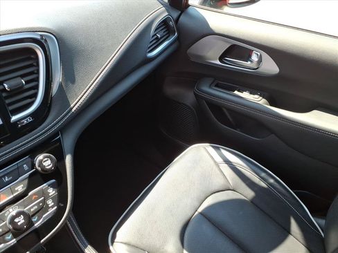 Used 2025 Chrysler Pacifica Limited FWD image 34