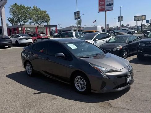 Used 2017 Toyota Prius Two image 3
