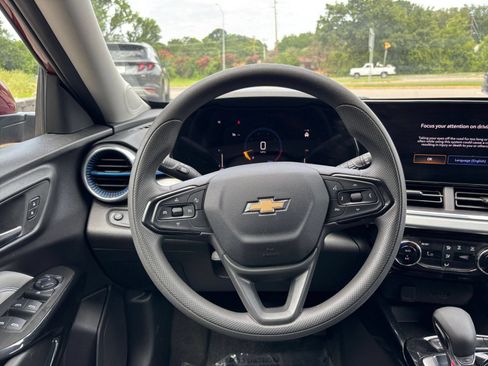 Used 2025 Chevrolet Trax LT FWD image 29
