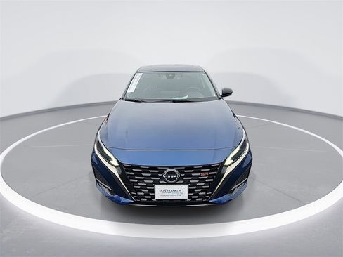 Used 2023 Nissan Altima 2.5 SR w/ SR Premium Package image 3