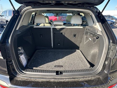 Used 2025 Volkswagen Taos SE w/ Panoramic Sunroof Package image 7