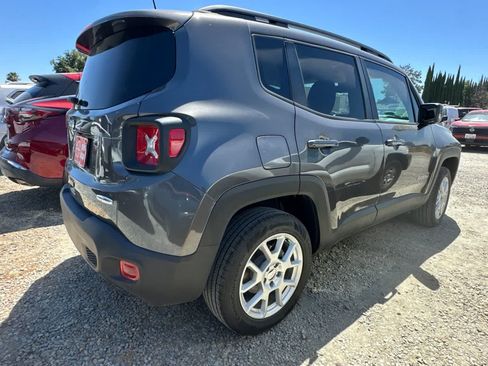 Used 2020 Jeep Renegade Latitude w/ UConnect 8.4 Nav Group AWD/4WD image 8