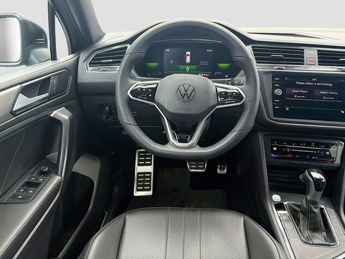 Used 2022 Volkswagen Tiguan SE R-Line image 17