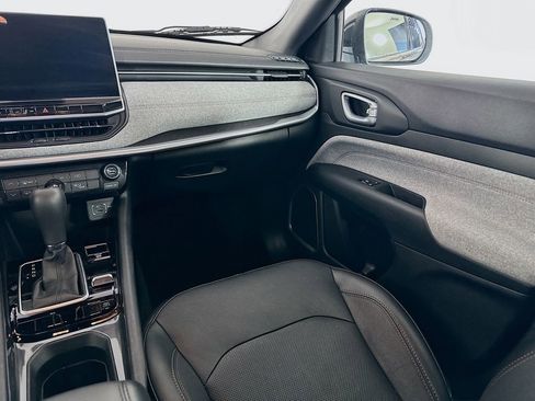 Used 2023 Jeep Compass Latitude image 30