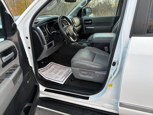 Used 2019 Toyota Sequoia Limited w/ Safety & Convenience Package image 9