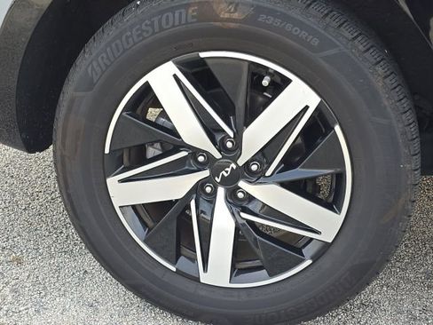 Used 2022 Kia Sorento EX w/ Panoramic Sunroof Package image 9