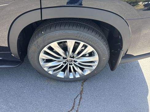 New 2026 Toyota Highlander Platinum AWD/4WD image 12