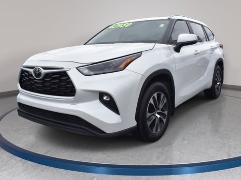 Used 2025 Toyota Highlander XLE FWD image 1