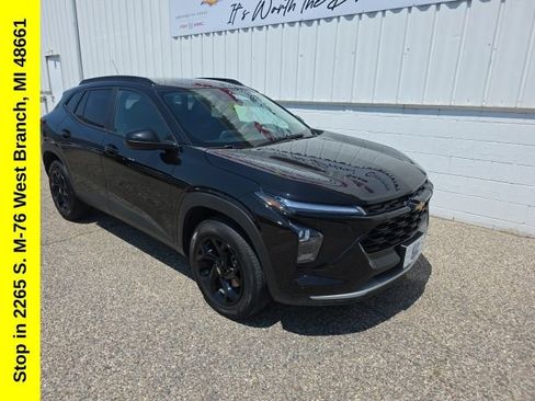 Used 2025 Chevrolet Trax LT FWD image 4