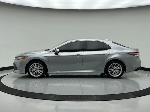Used 2020 Toyota Camry XLE image 2