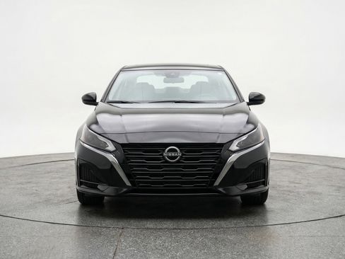 Used 2025 Nissan Altima 2.5 SV image 2