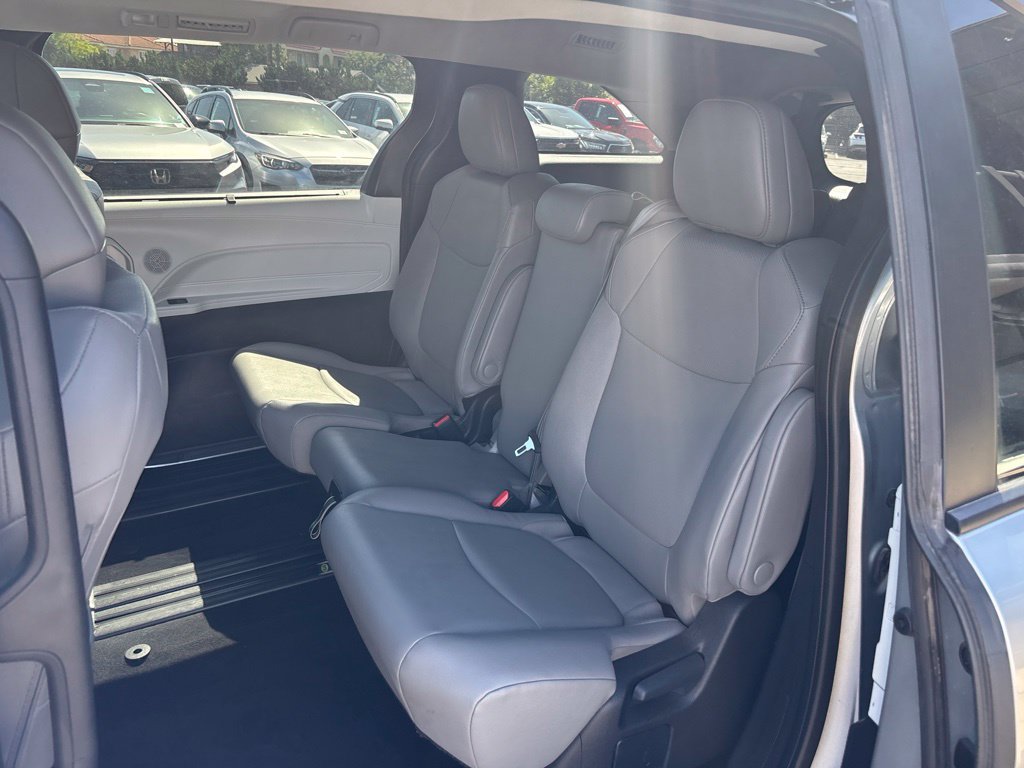Used 2025 Toyota Sienna XLE FWD image 12