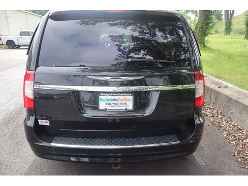 Used 2016 Chrysler Town & Country Touring w/ Driver Convenience Group FWD image 6