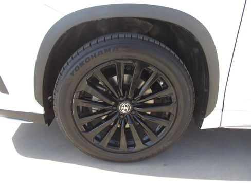 Used 2023 Toyota Highlander XSE FWD image 4