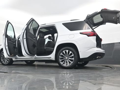 Used 2023 Chevrolet Traverse Premier image 43