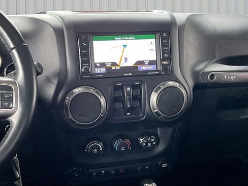 Used 2018 Jeep Wrangler Unlimited Sahara AWD/4WD image 10