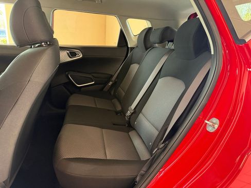 Used 2025 Kia Soul LX w/ LX Technology Package FWD image 21