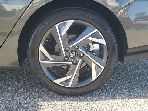 Used 2024 Hyundai Elantra Limited image 10
