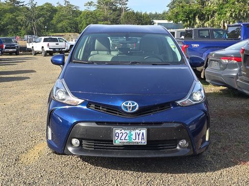 Used 2017 Toyota Prius V Five w/ Carpet Mat Package FWD image 3