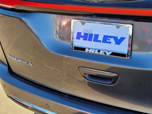 Used 2023 Chrysler Pacifica Touring-L image 5