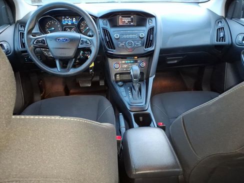 Used 2018 Ford Focus SE w/ SE Appearance Package image 10