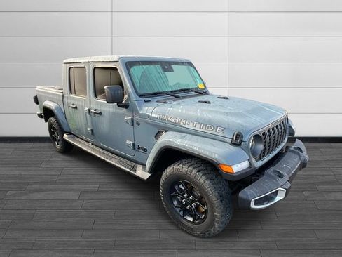 Used 2025 Jeep Gladiator Sport AWD/4WD image 3