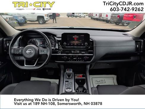 Used 2022 Nissan Pathfinder SV w/ SV Premium Package image 18