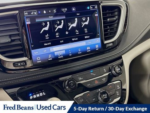 Used 2023 Chrysler Pacifica Limited image 18