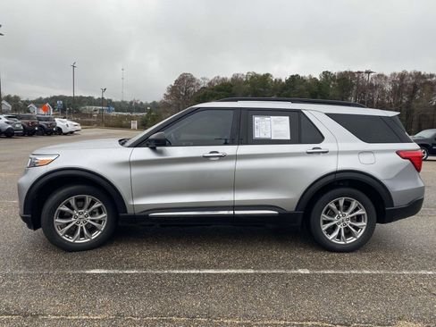 Used 2021 Ford Explorer XLT w/ Equipment Group 202A image 4