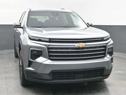 Used 2025 Chevrolet Traverse LT image 3