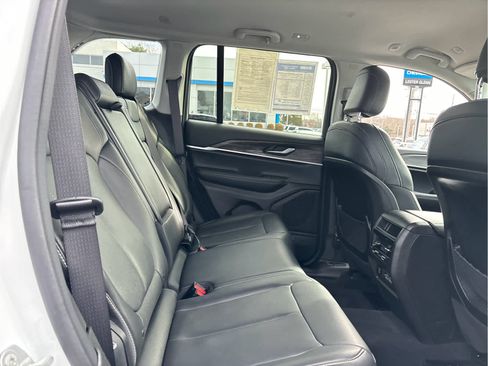 Used 2023 Jeep Grand Cherokee Limited image 30