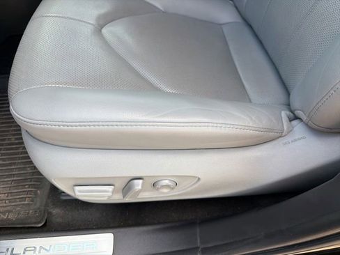 Used 2023 Toyota Highlander Limited FWD image 12