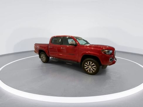 Used 2022 Toyota Tacoma Limited image 2