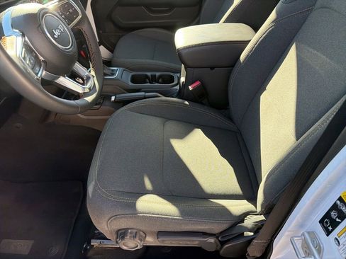 Used 2025 Jeep Wrangler Sahara image 6