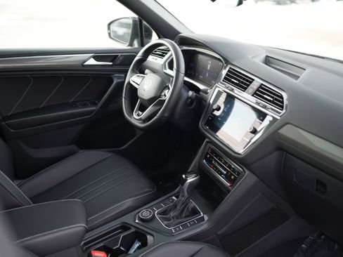 Used 2022 Volkswagen Tiguan SE R-Line image 17