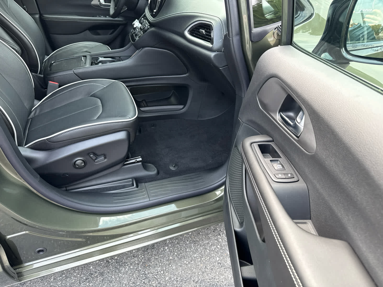 New 2027 Chrysler Pacifica Limited AWD/4WD image 16