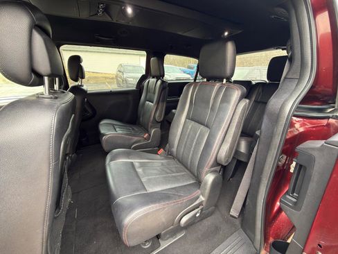 Used 2019 Dodge Grand Caravan GT image 3