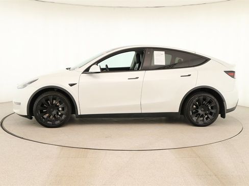 Used 2022 Tesla Model Y Long Range image 2