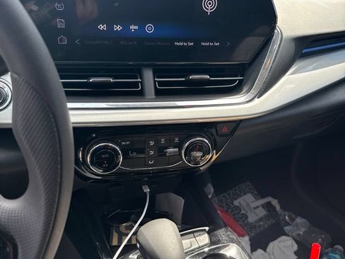 Used 2025 Chevrolet Trax LT FWD image 13