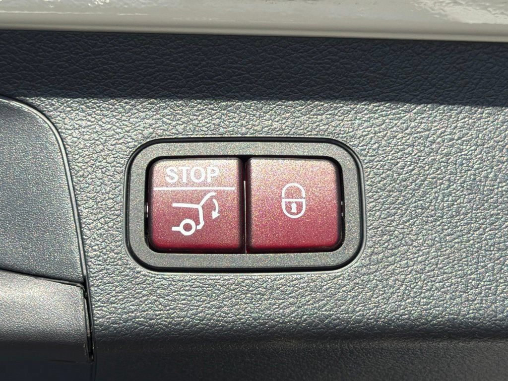 Used 2024 Mercedes-Benz GLS 450 4MATIC image 16