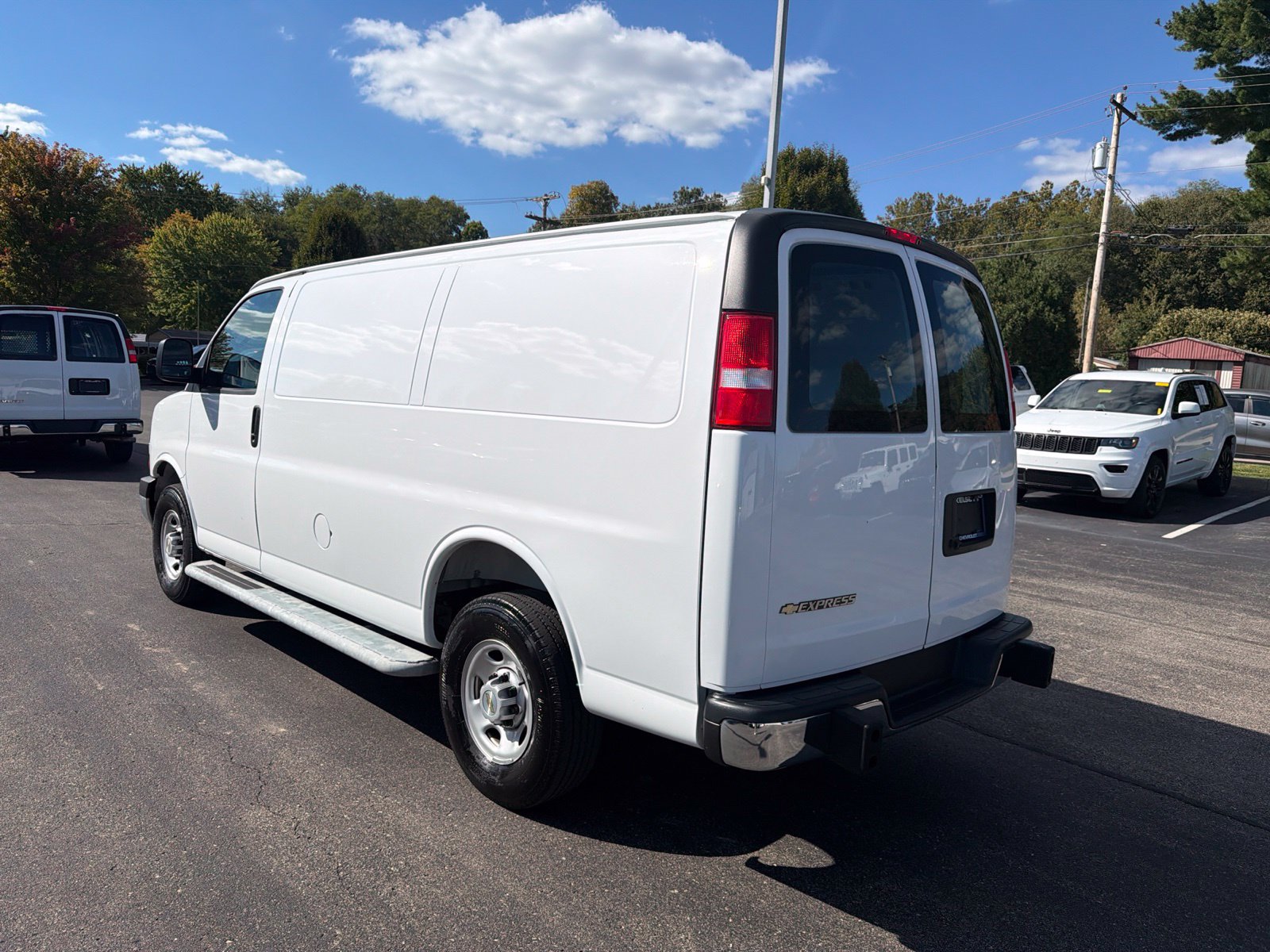 Used 2025 Chevrolet Express 2500 w/ Driver Convenience Package RWD image 3